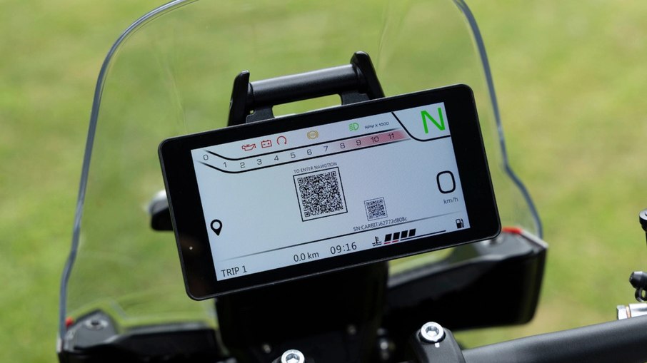 Painel TFT colorido reúne informações de condução e conectividade da AlltrHike 450
