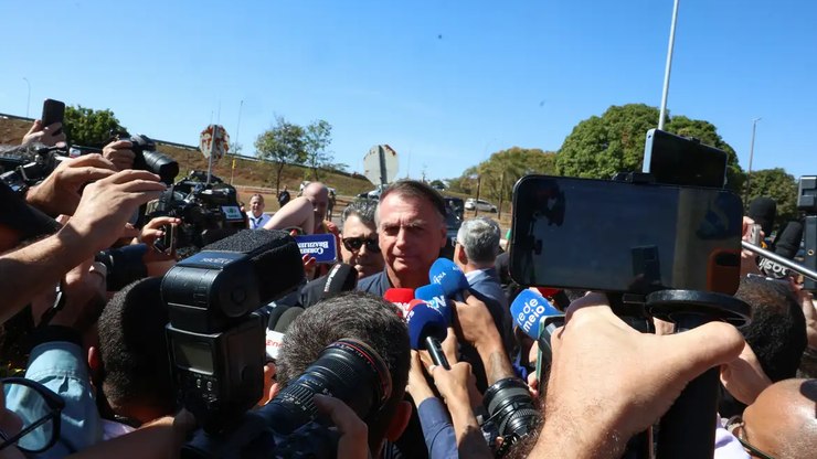 Moraes tinha elementos para prender Bolsonaro, dizem advogados