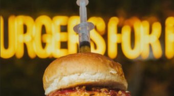 Restaurante lança hambúrguer com sabor de remédio infantil