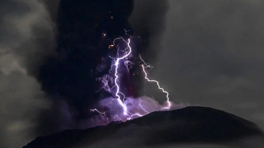 Erupção do Monte Ibu em maio