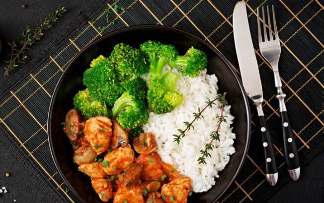Para incluir o arroz na dieta, é importante levar o equilíbrio em conta, montando um prato com vegetais e fontes de proteína
