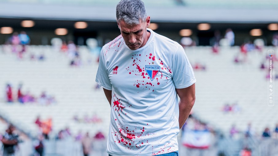 Vojvoda, técnico do Fortaleza, usa camisa com manchas de sangue