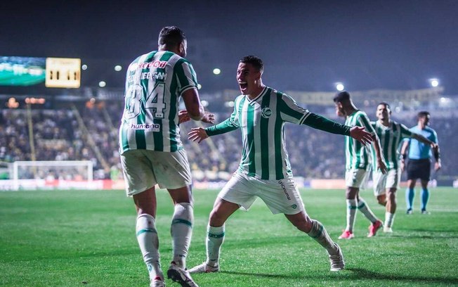 Momento em que Marcos Paulo deixa o gramado para ir ao banheiro Momento em que Marcos Paulo deixa o gramado para ir ao banheiro