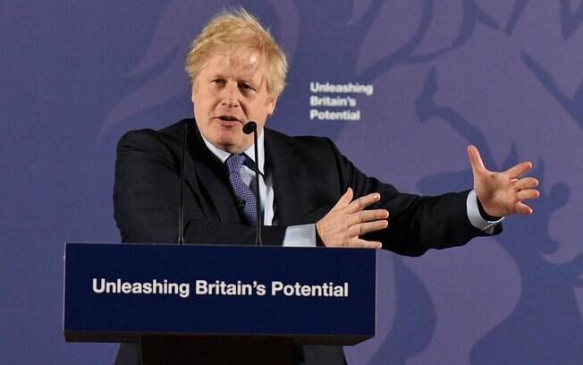 Boris Johnson, primeiro-ministro do Reino Unido, está com Covid--19