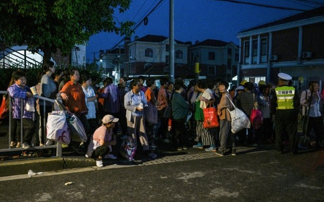 Pessoas buscam emprego em Xangai no dia 11 de julho de 2024