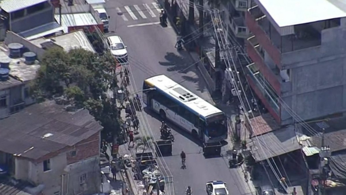 Criminosos pegaram as chaves dos ônibus e fugiram