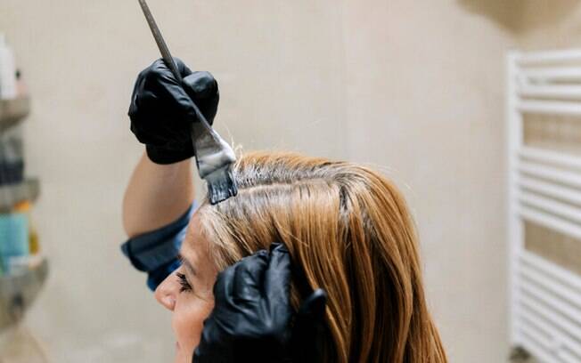 6 dicas cruciais para você pintar o cabelo em casa durante o isolamento