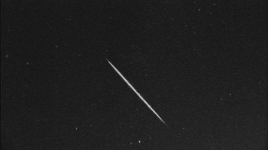 O meteoro mais longo da chuva de meteoros Tau Herculids, registrado na madrugada desta terça-feira (31)