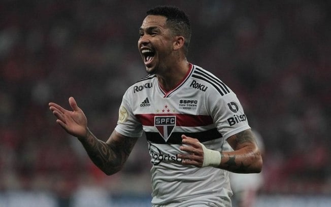 Com oito gols em seis jogos do São Paulo, Luciano fala sobre rivalidade: 'É cada um defendendo o seu'