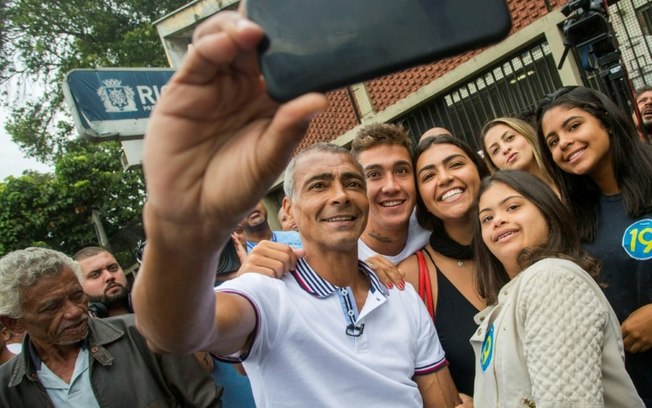 O ex-jogador Romário (esq.) tira uma selfie com os filhos após votar nas eleições gerais no bairro Parada de Lucas, na Zona Norte do Rio de Janeiro, em 7 de outubro de 2018.