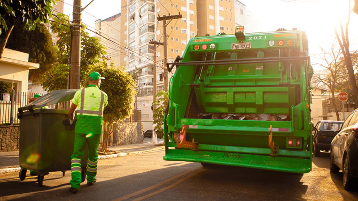 Caminhão de coleta de lixo em São Paulo Caminhão de coleta de lixo em São Paulo