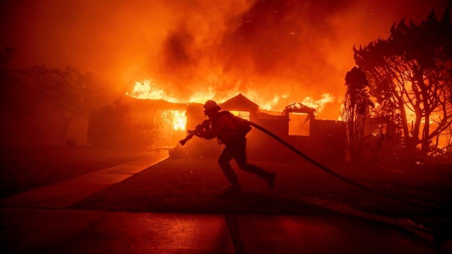 Incêndios tomam conta de bairros inteiros em Los Angeles