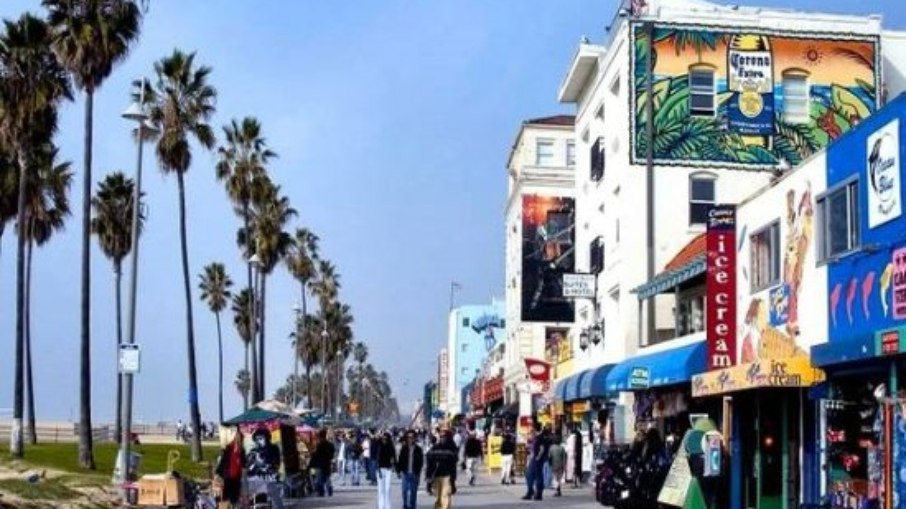 Calçadão de Venice Beach, em Los Angeles, na Califórnia (EUA)