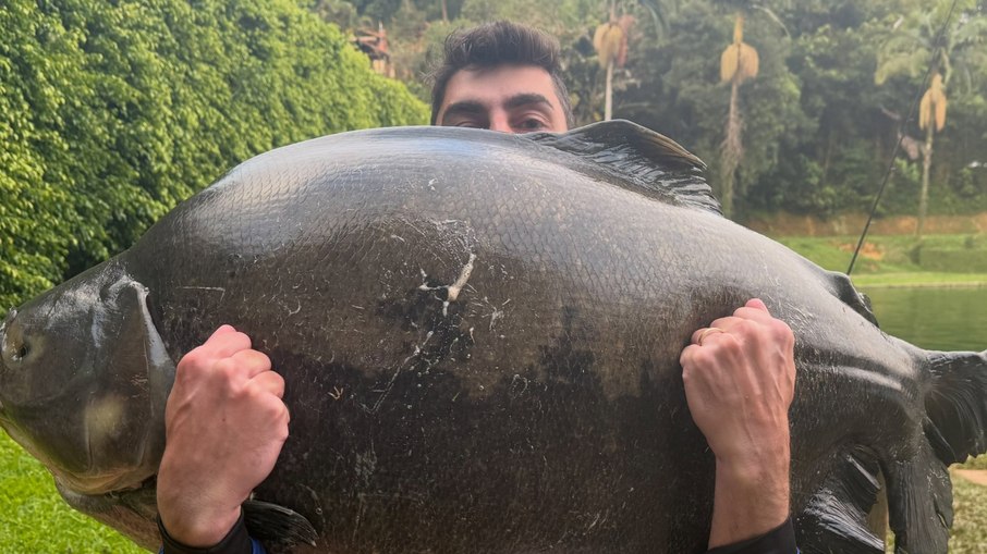 Goleiro do São Paulo pesca tambacu gigante de 47 kg Goleiro do São Paulo pesca tambacu gigante de 47 kg
