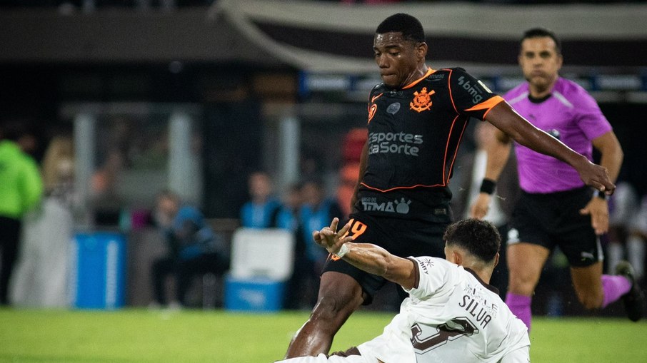 Com o dedo de Diniz, Corinthians estreia com vitória na Liberta