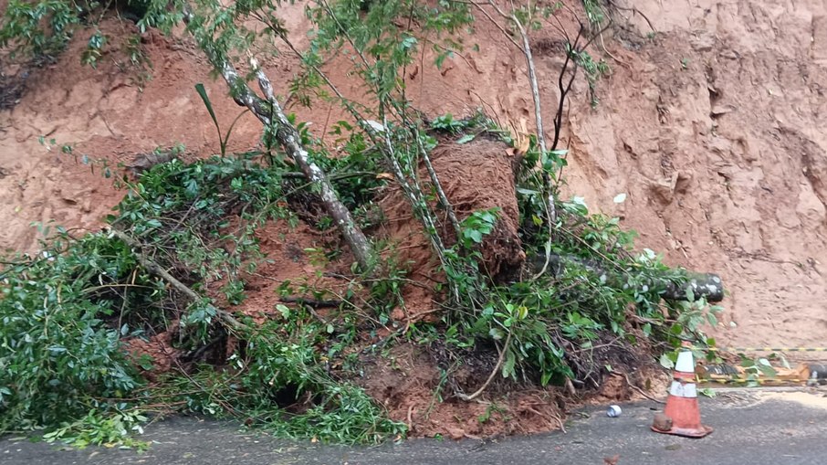 Chuvas intensas estão causando pequenos alagamentos e queda de barreiras na região de São Sebastião