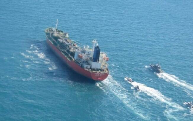 O navio-tanque de bandeira sul-coreana estava viajando da Arábia Saudita para os Emirados Árabes Unidos quando foi apreendido pelas forças iranianas