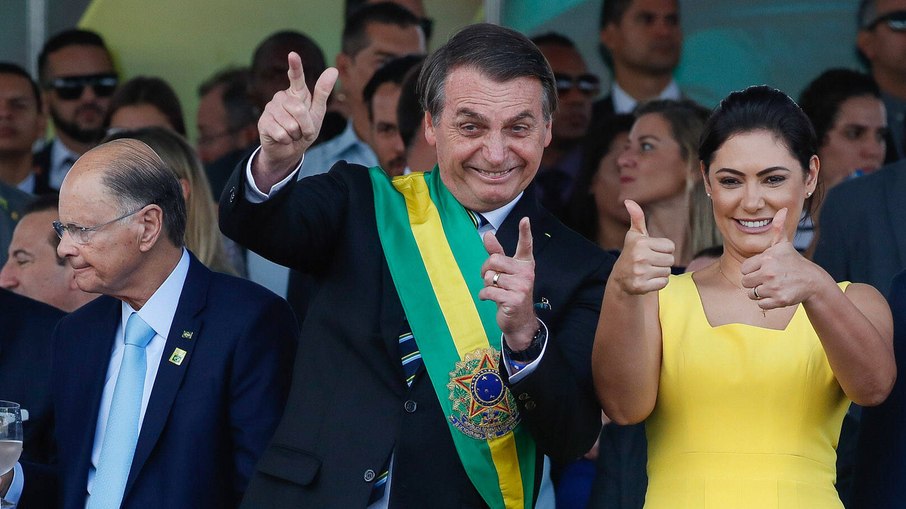 Bolsonaro faz 'arminha' com as mãos ao lado do bispo Edir Macedo e da esposa Michelle Bolsonaro durante desfile de 7 de setembro