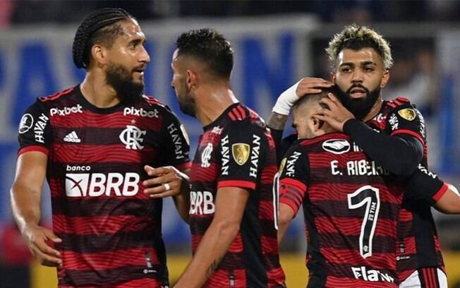Flamengo sofre pressão, mas vence a Universidad Católica e segue 100% na Libertadores