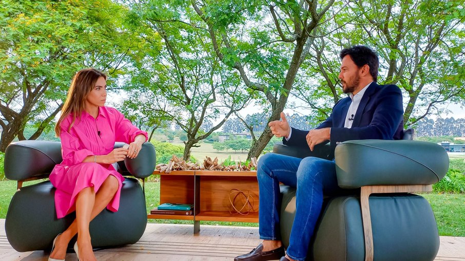 Patricia Abravanel entrevista o próprio marido, o ministro Fábio Faria, no Vem Pra Cá