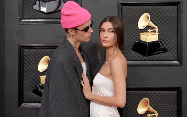 Justin e Hailey Bieber anunciam nascimento de filho com foto fofa