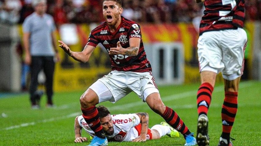 Botafogo, Corinthians e Grêmio monitoram Cuellar, ex-Flamengo