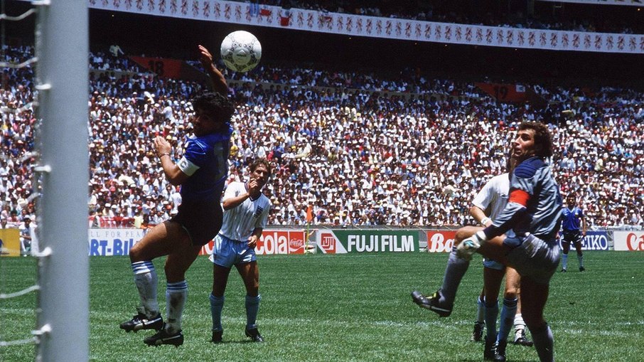 “A Mão de Deus” – Maradona contra a Inglaterra (1986)  Um dos gols mais famosos e polêmicos da história. Maradona marcou com a mão, mas o lance foi validado pela arbitragem.