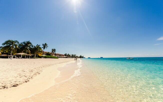 A praia de Seven Mile Beach é uma das atrações de George Town, nas Ilhas Cayman