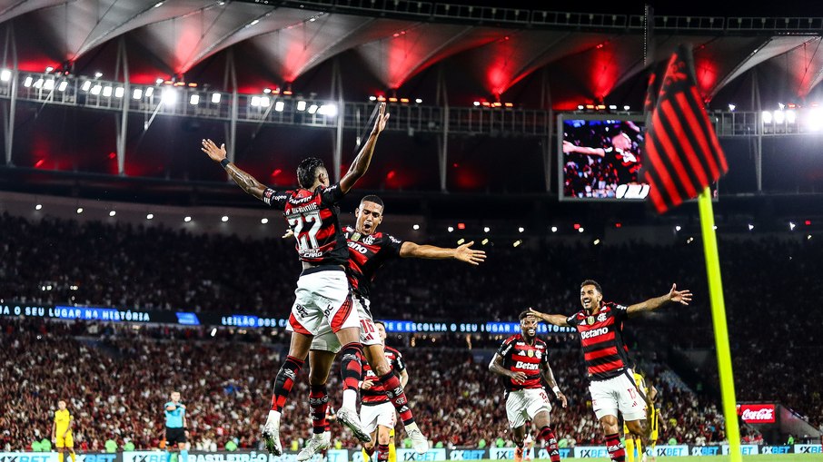 Bruno Henrique e Lino comemoram gol do Flamengo sobre o Vitória