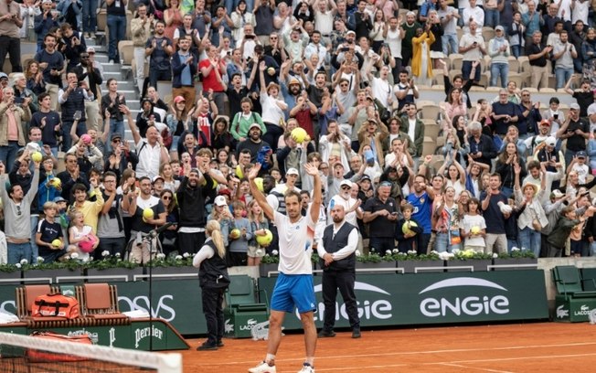 Richard Gasquet comemora a vitória sobre Borna Coric na primeira rodada de Roland Garros