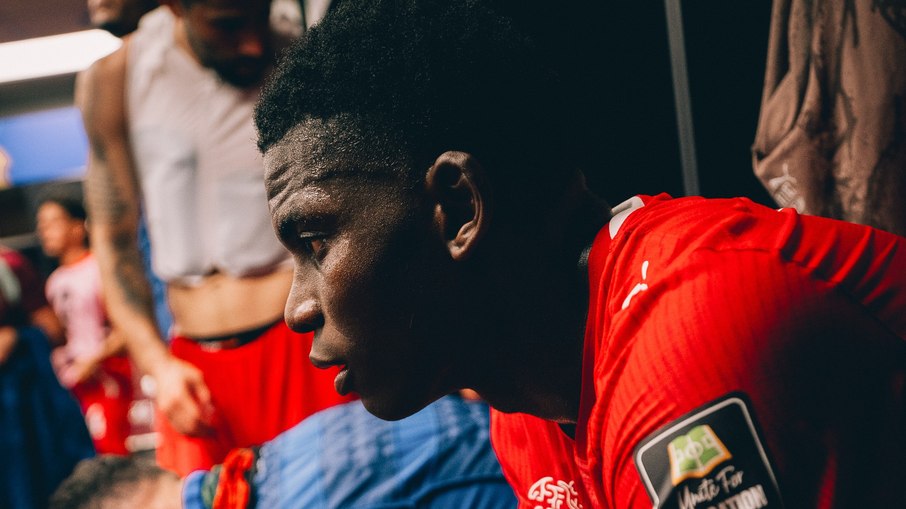 Breel Embolo deixou o campo chorando após expulsão