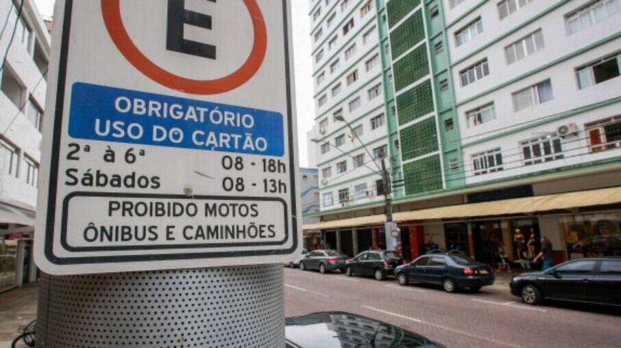 A Zona Azul no Município funciona de segunda a sexta-feira, das 8 às 18 horas, e aos sábados das 8 às 13 horas