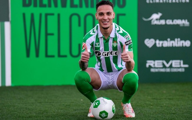 Antony posa durante sua apresentação oficial como jogador do Betis, no dia 5 de fevereiro, em Sevilha Antony posa durante sua apresentação oficial como jogador do Betis, no dia 5 de fevereiro, em Sevilha