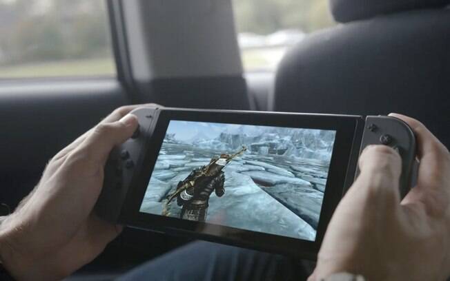 O Nintendo Switch pode ser conectado a uma tela ou ser usado de forma portátil; console tem games de Mario e Zelda