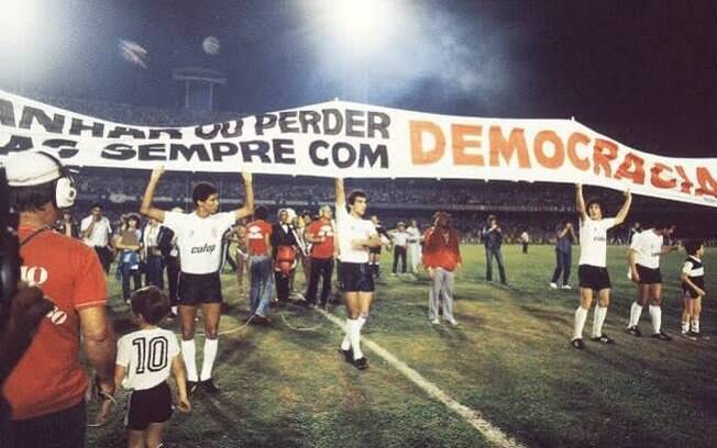 Faixa da democracia corinthiana, em 1984