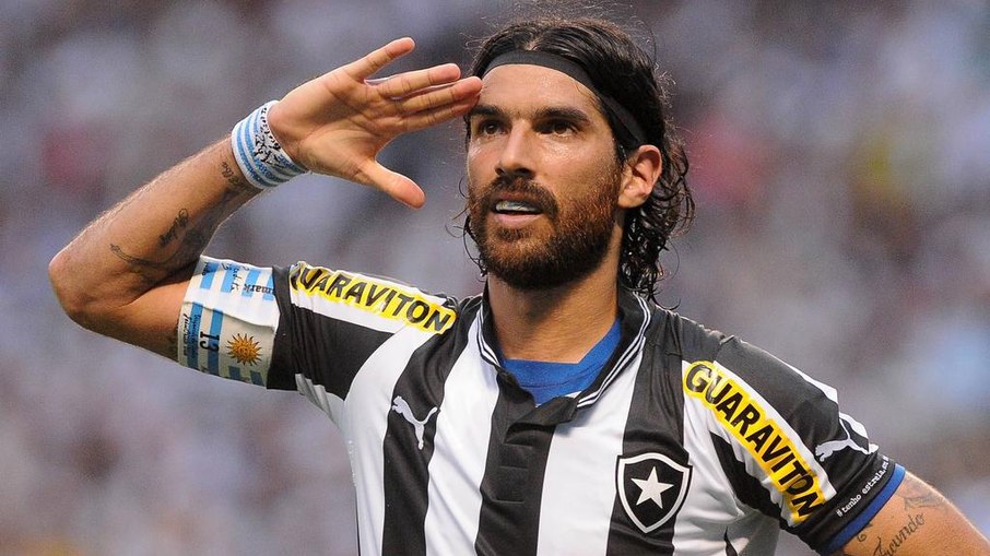 Loco Abreu pode reencontrar o Botafogo na Sul-Americana