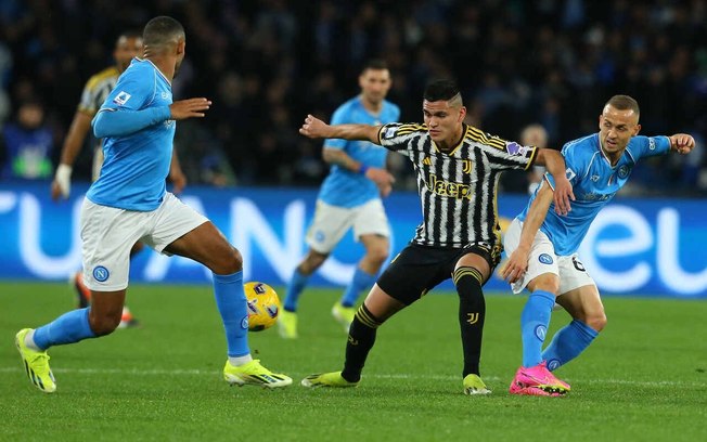 O argentino Carlos Alcaraz (de Alvinegro)  luta pela bola com Lobotka, do Napoli  