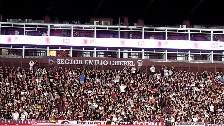 Torcida do Lanús vaia ato contra racismo da Conmebol Torcida do Lanús vaia ato contra racismo da Conmebol