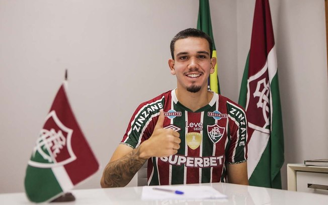 Caio Amaral assina contrato com Fluminense 