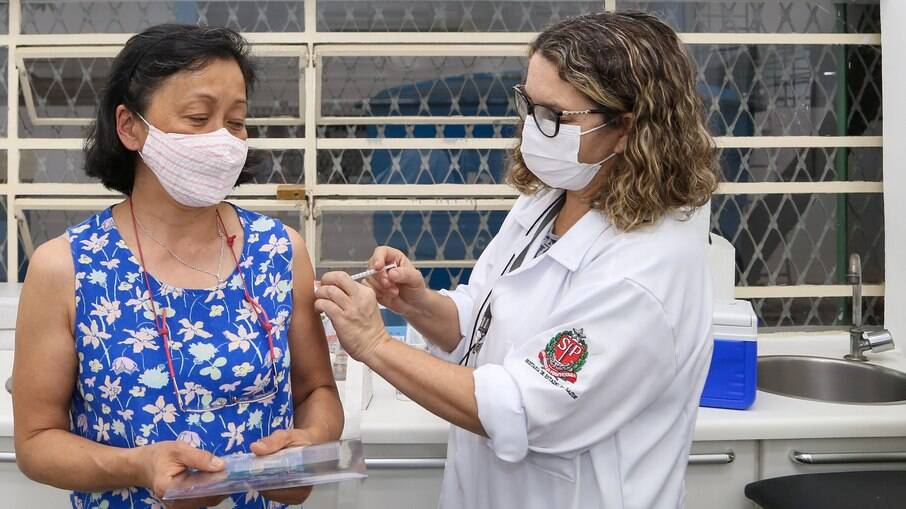Mulher recebe a dose da vacina contra covid-19 em São Paulo