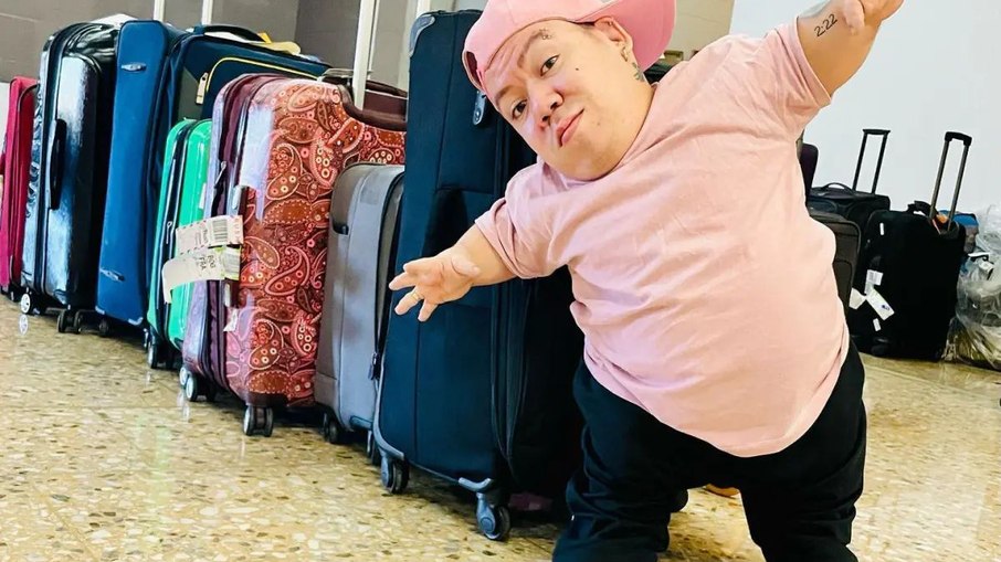 Alejo no aeroporto com malas 