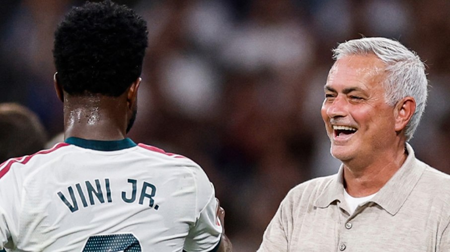 Torcida se empolga com Mourinho após goleada do Real Madrid Torcida se empolga com Mourinho após goleada do Real Madrid