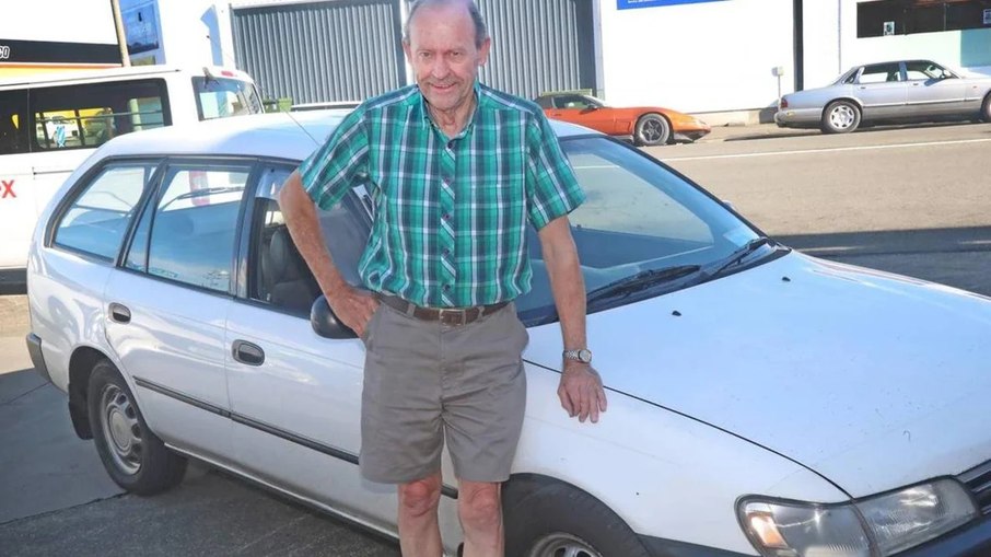 Graeme Hebley ao lado do Toyota Corolla com mais de 2 milhões de km rodados Graeme Hebley ao lado do Toyota Corolla com mais de 2 milhões de km rodados