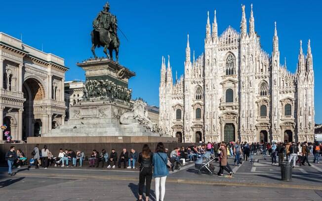 Turismo em Milão: a Piazza del Duomo reúne vários atrativos turísticos da cidade, desde monumentos até lojas