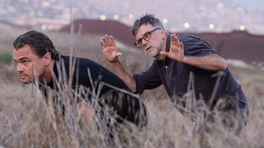 Paul Thomas Anderson dirigindo Leonardo DiCaprio em Uma Batalha Após a Outra