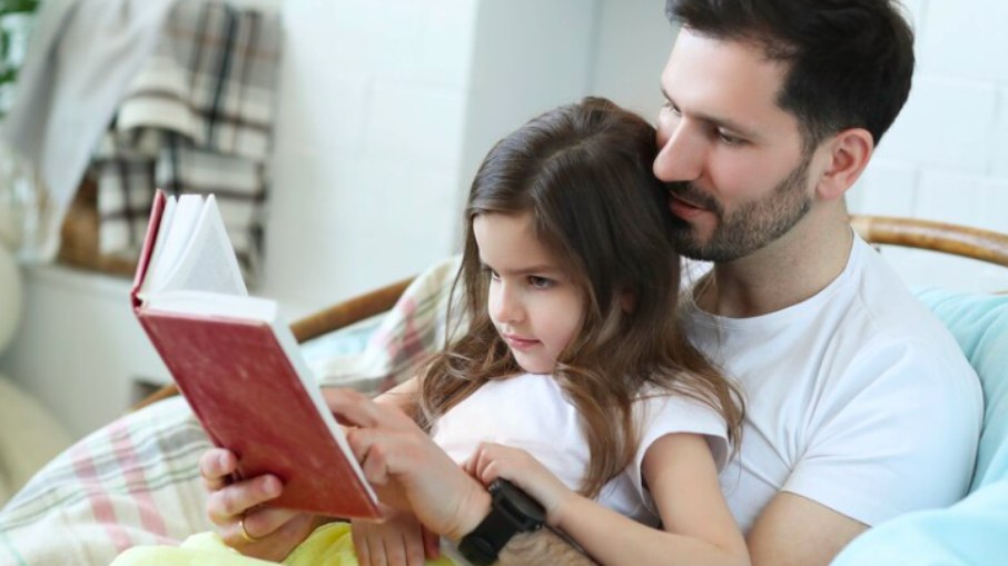 Pais que tiveram livros lidos para eles na infância, também leem mais para os filhos