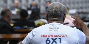Fim da escala 6x1 pode ser votado em maio, diz Motta