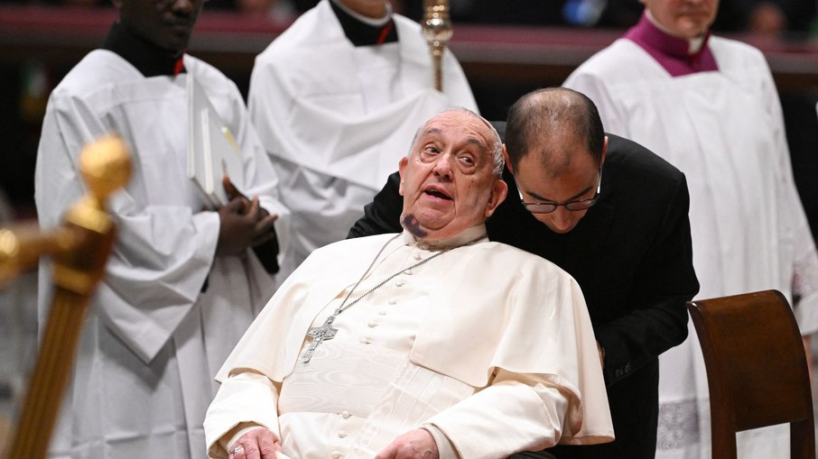 Papa Francisco aparece com hematoma no pescoço