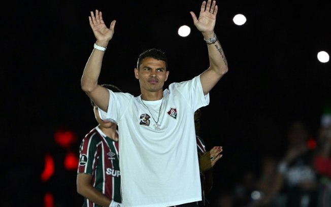 O zagueiro Thiago Silva acena para a torcida durante sua apresentação como novo jogador do Fluminense no Maracanã, Rio de Janeiro, em 7 de junho de 2024.