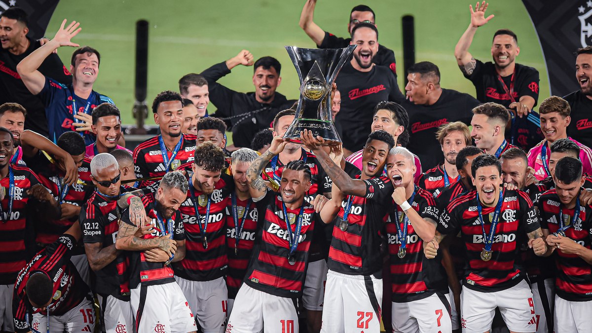 — Nós vamos partir no sábado para o Catar. Para que nos dê tempo de adaptação. São 15 horas de viagem. E irá uma equipe secundária jogar contra o Mirassol — disse o diretor de futebol do Flamengo, José Boto, no gramado do Maracanã após a vitória sobre o Ceará. — Nós vamos partir no sábado para o Catar. Para que nos dê tempo de adaptação. São 15 horas de viagem. E irá uma equipe secundária jogar contra o Mirassol — disse o diretor de futebol do Flamengo, José Boto, no gramado do Maracanã após a vitória sobre o Ceará.